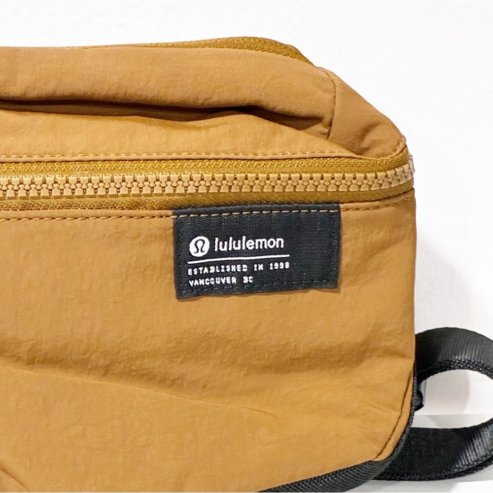 Lululemon Khaki Black Nylon Clean Lines Belt Bag 2L - Picture 2 of 5
